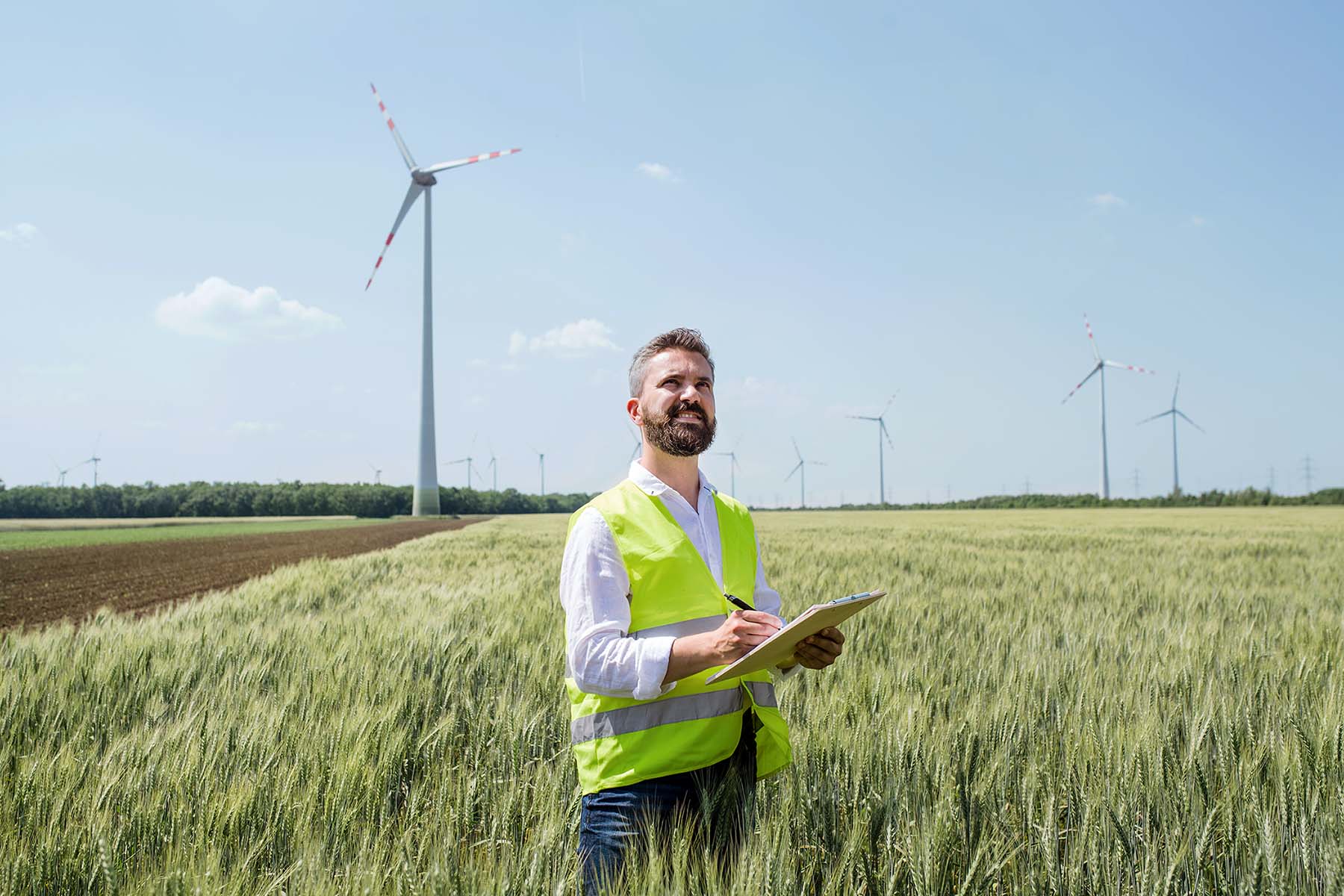 an-engineer-standing-on-a-field-on-wind-farm-maki-9GVFPL5.jpg an-engineer-standing-on-a-field-on-wind-farm-maki-9GVFPL5.jpg